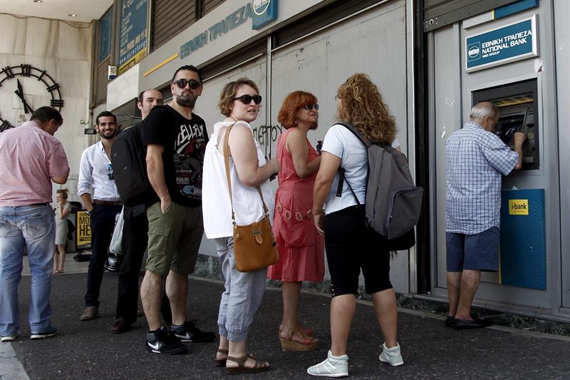  De ECB verlaagt het kredietplafond voor Griekse banken door de liquiditeit te verbeteren