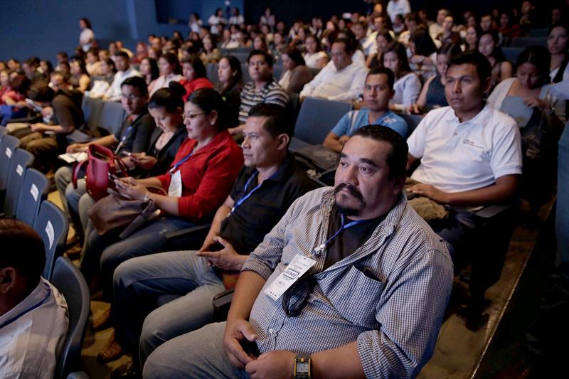  Chileense expert roept jonge mensen uit El Salvador op om te innoveren om te slagen