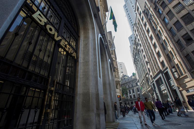  Latijns-Amerikaanse aandelen sluiten gemengd na zware verliezen in Wall Street