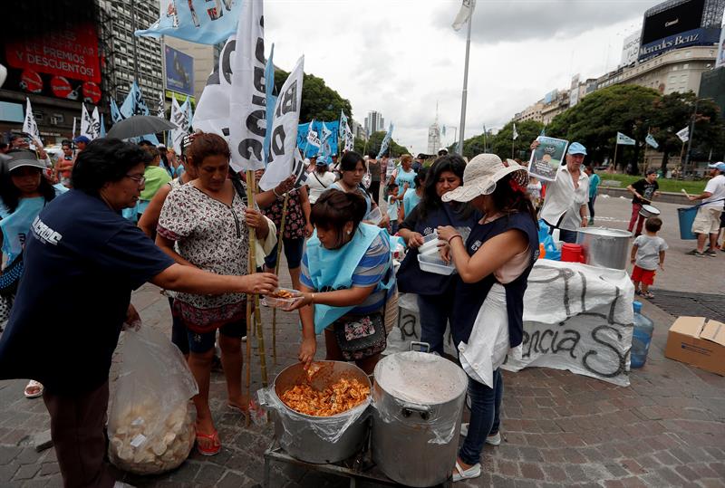  Sociale groepen in ArgentiniÃ« nemen potten op straat en protesteren tegen Macri