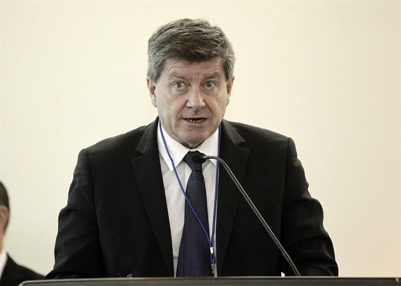  De directeur van de ILO ontmoet de vice-president van Uruguay, zakenlieden en vakbonden
