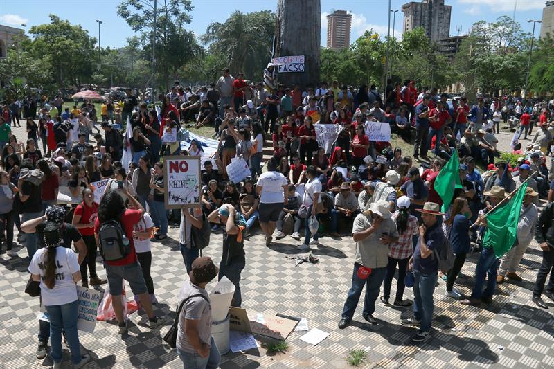  Gilden protesteren voor het Paraguayaanse congres tijdens het budgetonderzoek