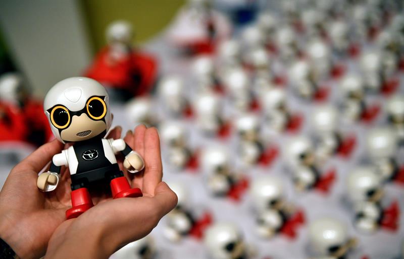  Toyota lanceert Kirobo Mini, een robot die een revolutie teweegbrengt in menselijke relaties