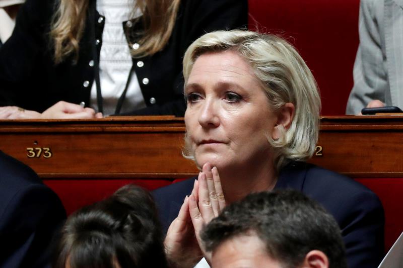  De FN en Marine Le Pen, ontnomen bank, klagen een politieke operatie