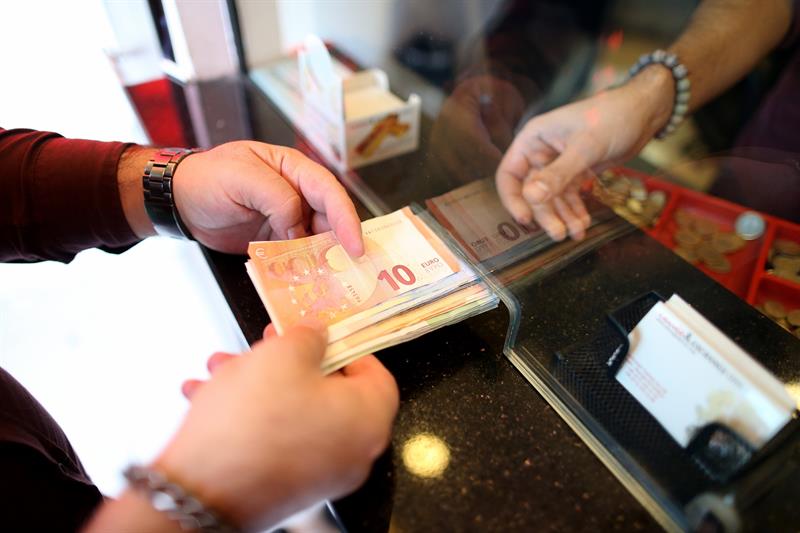  De Turkse lira valt tot zijn historisch dieptepunt ten opzichte van de euro en de dollar