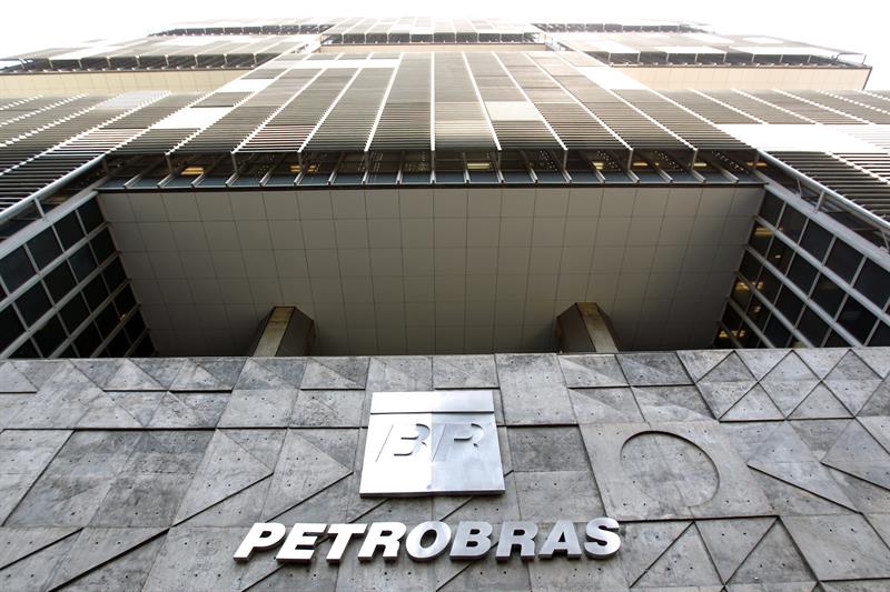  Arresteer een ex-manager van een dochteronderneming van de Braziliaanse Petrobras die van steekpenningen wordt beschuldigd
