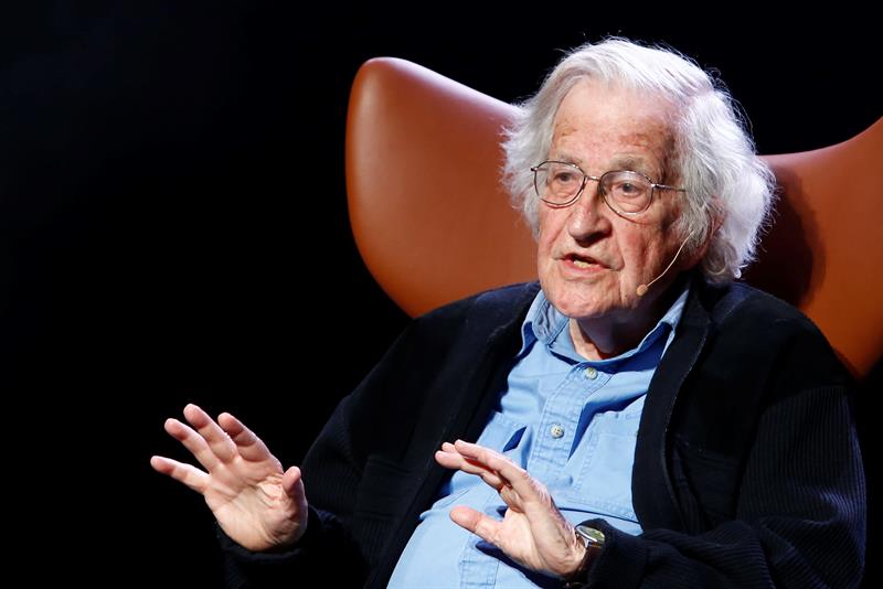  Chomsky verzekert dat er op dit moment grotere bedreigingen zijn dan in de Koude Oorlog